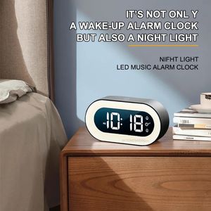 Orologi da tavolo da scrivania Musica LED Sveglia digitale Controllo vocale Luce notturna Design Orologi da tavolo Decorazione della tavola di casa Batteria incorporata da 1200 mAh 231017