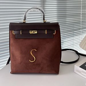 Zaino da donna di design 30c Flip Patta in pelle con pelliccia Hardware dorato Fibbie in metallo Borsa a tracolla scialle tote di lusso Borsa da viaggio per studenti Borsa da aeroporto Sacoche Shopping