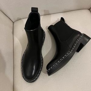 Women New Boot Brand Designer Classic Heel Metal Double Letter Sign Black Luxury Martin Boots Sheepskin Lining Non Slides Sole Chain Decoration Ladies Booties