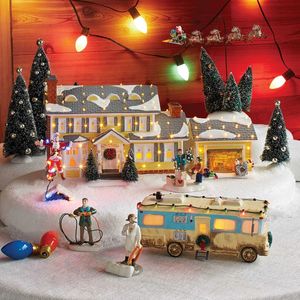 Dekoracje świąteczne Jasno oświetlone budynek świąteczny Święty Mikołaj Claus Can House Village Holiday Garage Dekoracja Griswold Villa Home Desktop Figurines 2024