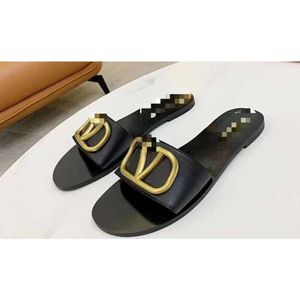 2024 Summer Womens Slippers Sandales New Flat Bottom Decorative Buckle Sandals Designer Slides Fashion Versatile Litchi Pattern Slipper
