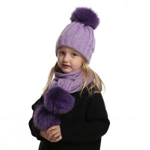 Halsdukar barn riktig päls pompom hatt och halsduk set söt baby pojke flicka vinter hatt fleece inuti 3 stycken pompon beanies 231012