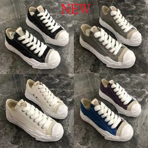 2023 Maison mihara yasuhiro buty trampki online płótno niskie mmy streetwear biały czarny szary czerwony czerwony khaki Chunky Wavy podeszwy mężczyźni moda mody Casual Trainer Yellow Maisons