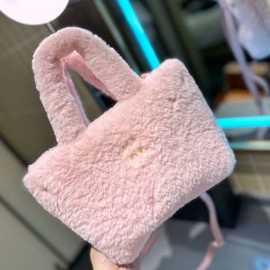 Borse a mano di design di lusso da donna Borse a mano Temperamento dolce Essenziale per la borsa da donna in peluche sotto le ascelle per l'autunno e l'inverno