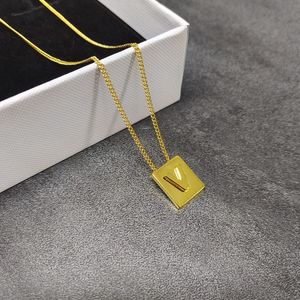 2023 Дизайнер Сели для женщин подвесной ожерелья New Arc de Triomphe Fashion Luxury Charm 18k Gold Английские буквы квадратная карта подходящая для помолвки.
