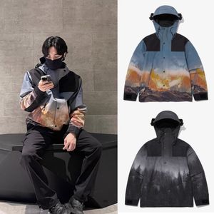 1990 23FW Homens Mulheres Jaquetas com capuz ao ar livre Estampa Mountain Northern Trench Coat Floresta escura Rostos impermeáveis à prova de vento Puffer Overcoat Parka Dourado Amarelo Cinza Preto