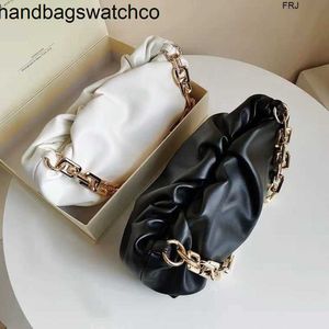 Bottegaavenetas Bags Pouch Clutch Bag Popular Online Song Huiqiaos Same Thick Chain Cloud Carrying One Shoulder Underarm for Womens 2023 New Fold