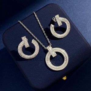 Luxury Full Diamond Crystal Pendant T Halsband Varumärkesdesigner Halsband för kvinnor Fashion Korean pläterade 18k guldhalsband smycken gåvor