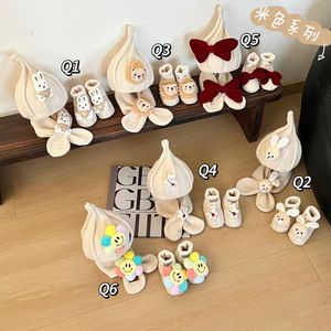 2023 neue baby drei-stück set Q serie hut schal baby schuhe kaschmir einfarbig cartoon warme Q1