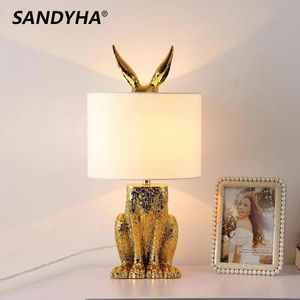 Oggetti decorativi Figurine SANDYHA LED Coniglio mascherato Lampade da tavolo in resina Supporto retrò Scrivania Luci notturne per camera da letto Decorazioni per la casa Bunny Poldina Lampada da comodino E27 231017