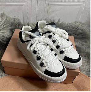 2023 Designers Clássicos Sapatos Casuais Mulheres Viagem Couro Lace-up Sneaker Couro Moda Senhora Flat Designer Running Trainers Letras Sapato Pequeno Sapatos Brancos A06