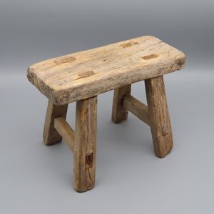 アンティークの木製のスツール、モタイズとほこりのジョイント、小さなテーブル、植物スタンド、ソリッドウッド
