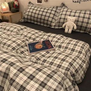 Conjuntos de cama Nordic Grid Duvet Cover Set com Bedsheet Fronha 220x240 Quilt 4pcs / 3pcs Moda Consolador Roupa de cama 231018