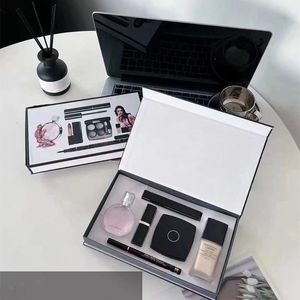 Designer Makeup Den senaste sminkuppsättningen 15 ml parfym läppstift eyeliner mascara foundation 6 st med box läppar kosmetik kit för kvinnor gåva snabb leverans