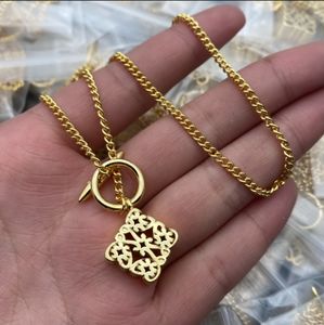 Nytt modeanagram emaljhalsband hänge Asymmetriska kvinnor retro örhängen rosguld fulla diamanter örhänge hoop dam brosch designer smycken loe-t233