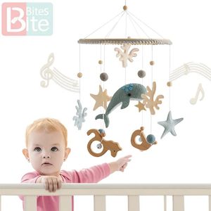 Mobiler Baby Rattle Toy Mobile 012 månader Träfödd musiklåda Undervattensvalklocka hängande leksaker Holder Bracket Spädbarn Crib 231017