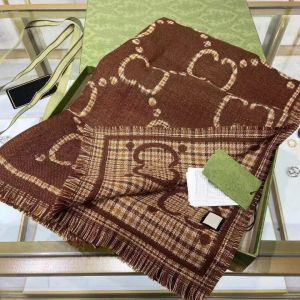 985 Sciarpa versatile color caramello pop invernale Sciarpa classica in jacquard a due lettere Sciarpa di design jacquard da donna Moda uomo doppia faccia Sciarpe in cashmere Avvolgere fazzoletto da collo regalo