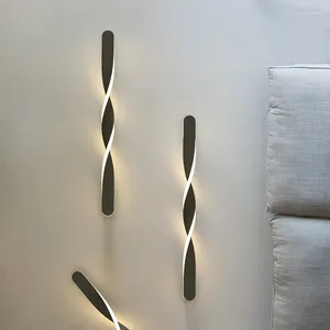 Lampade da parete Lampada da parete moderna minimalista in metallo argentato a spirale lunga striscia Lampada a LED a luce bianca calda per camera da letto Corridoio Decor Apparecchio interno