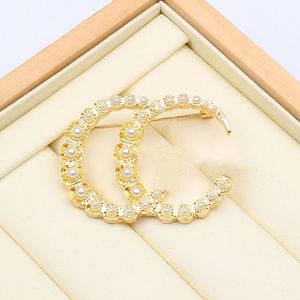 18K Altın Kaplama Charm Brand Brooch Çift Mektup Lüks Tasarımcı Kadınlar İçin Yüksek Kaliteli Pin Erkekler Klasik İnci Broşlar Düğün Parti Hediyesi Jewerlry 20 Style