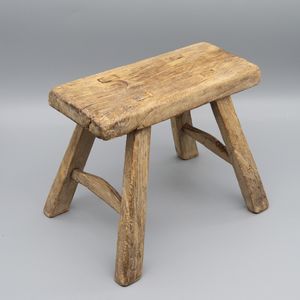 Vecchio sgabello in legno, tavolino, piedistallo