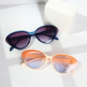 Solglasögon Small Frame Cat's Eye Women's Brand Designer Fashion Sun Glasses Women Outdoor Handing Eyewear UV400