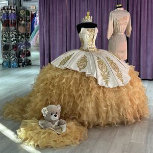 Champagne Princess Ruffles Puffy Quinceanera klänningar med guldbroderi snörning korsett charro prom söta vestidos de 15 anos