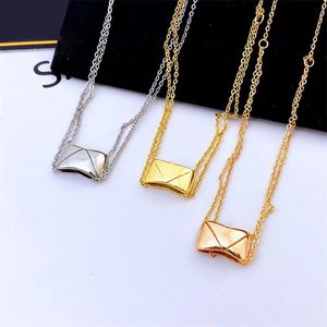Classic diamond pineapple titanium steel, fashion temperament, fashion, rose gold Joker pendant, clavicle necklace.