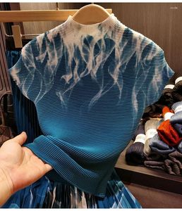 Arbetsklänningar miyake veckad kostym kvinnor 2023 sommargradient färg tryckt stretchy pullover topp och hög midje kjol två-stycke uppsättning