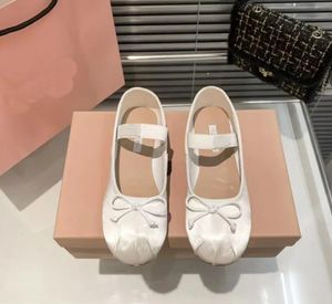 2023 moda luksusowa sukienka designerska buty kobiety różowe buty baletowe buty damskie francuskie satynowe buty płaskie mary jane płaskie buty różowe czerwone rozmiar 34-41 EUR