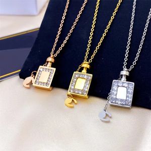 The trend does not fade, sweet and versatile, diamond-encrusted gold, silver and rose gold pendants and necklaces.