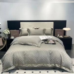 Sängkläder set lyxdesigner duvet täcker fyra delar sängkläder med logotyptryck grå klassisk varm bomullskylt täcke lakan kudde täcke 4-stycken set 1,8 m1,5 m säng