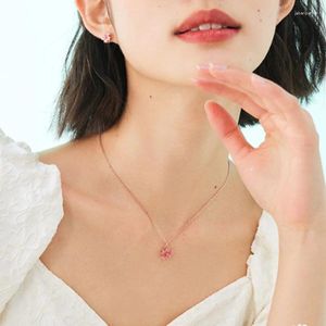 Pendant Necklaces Fashion Rotating Peach Blossom Necklace For Women Light Luxury Rose Gold Color Clavicle Chain Birthday Jewelry Gift