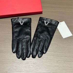 Letter Diamond Leather Designer Men Women Winter Warm Five Fingers Gloves Mittens