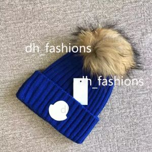 Het försäljning dhl fraktdesigner märke skalle caps lyxiga herrar kvinnor varm mode gril beanie hattar avtagbar päls boll stickad hatt