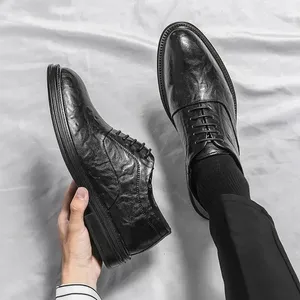 Sapatos de vestido masculino primavera 2023 negócios formal desgaste britânico casual tendência placa esportes preto couro moda