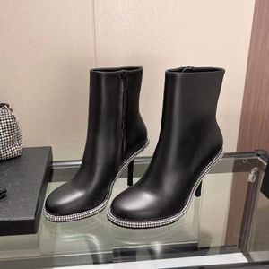 Kira stud-embledies booties العجل الجلود أحذية الكاحل الكاحل زخرفة عالية الخنجر الكعب مستدير مصممي أخمص القدم