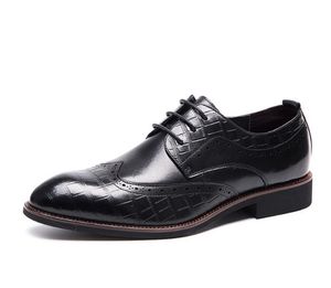 Sapatos masculinos de couro preto e branco, sapatos oxfords de negócios da moda