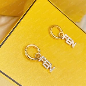 Orecchini con polsino dell'orecchio di design classico di moda Perla F Per donna Uomo Orecchino Luxurys Designer Cuore Cerchio in oro Lettera Stud Premium Ear276C