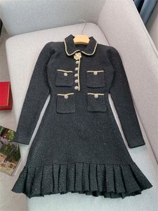 Designerklänning franska mild och elegant långärmad pärlknapp svart stickad veckad inslagna höftklänning