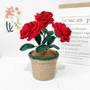 Dekorativa blommor 2023 Red Artificial Rose Flower Simulation Potted Plant Creative Hand-woven Färdig produkt hem sovrum fin dekoration