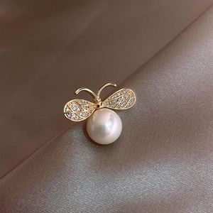 Pins Brooches Spark Rhinestone Bee Sweater For Women Mujer Gold Color Alloy Big Round Imitation Pearl Animal Coat Brooch Accessor214p