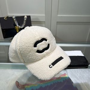 قبعة صوف الشتاء قبعة كرة الصوف لامرأة رجل فو فرو مصمم أغطية بيسبول مع رسائل أسود أبيض