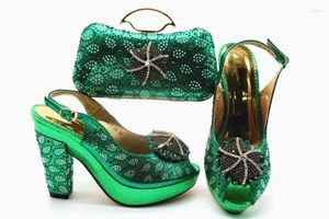 Klädskor underbara gröna kvinnor hög häl match handväska set med strass blomma stil afrikanska pumpar och väska för x52