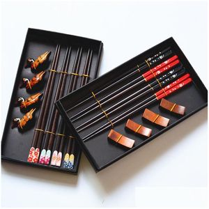 Chopsticks Chopsticks 8pcs Tableware Set Housewarming Gift Pack 4 Titulares Reutilizáveis Handmade Natural Madeira Chinês 230201 Home Dhgarden Dhmiv