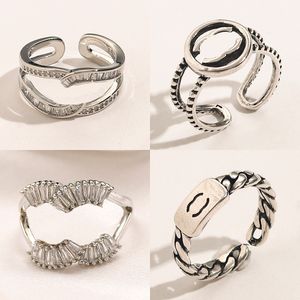 Moderingar märke bokstav finger ring designer band hög kvalitet 18k guldpläterad silver kopparälskare justerbara bröllop smycken tillbehör