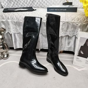 2024 Fashion Luxury Women's Flat Heel Boots Fashion Bekvämt mjukt lädermaterial Kvinnor Knight Shiny Leather Tyg