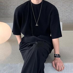 Men's T-Shirts Men Clothing Pleated Stripe T-shirt Short Sleeve Black O-neck Causal Loose Tee Tops For Male Korean Tide 2022 251w