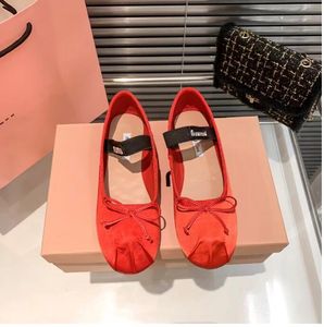 2023 Shoes Bowtie Satin Womens Loafers Paris Vintage Fashion Designer Classic Flat Heel Bekväm dansballet Ballet Factory Factory Footwear