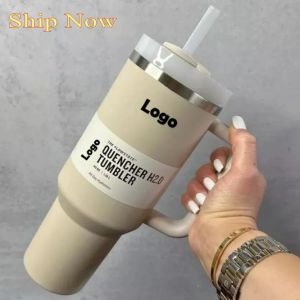 Med original logotyp 40oz muggar tumblers med handtag isolerade tumlar lock halm rostfritt stål kaffermins cup 1: 1 kopia 40oz h2.0 rostfritt stål muggar lager