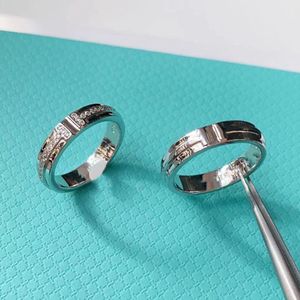 Pierścień z podwójnym pierścieniem i pełnoziarniski Diamentowy Diamentowy Diamentowy Moda pasująca do mody w kształcie litery T-srebrne srebrne różowe pary Pierścień